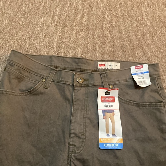NWT Wrangler straight fit 32x32 - Picture 2 of 10